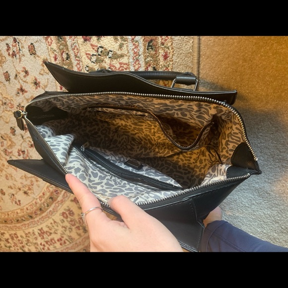 ❗️FREE w/ $50 purchase ❗️GUESS Women's Mill Creek Satchel - Picture 8 of 12